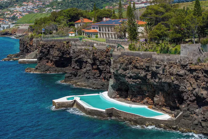Ocean-front cliff and natural sea pools at Albatroz Beach & Yacht Club, Santa Cruz